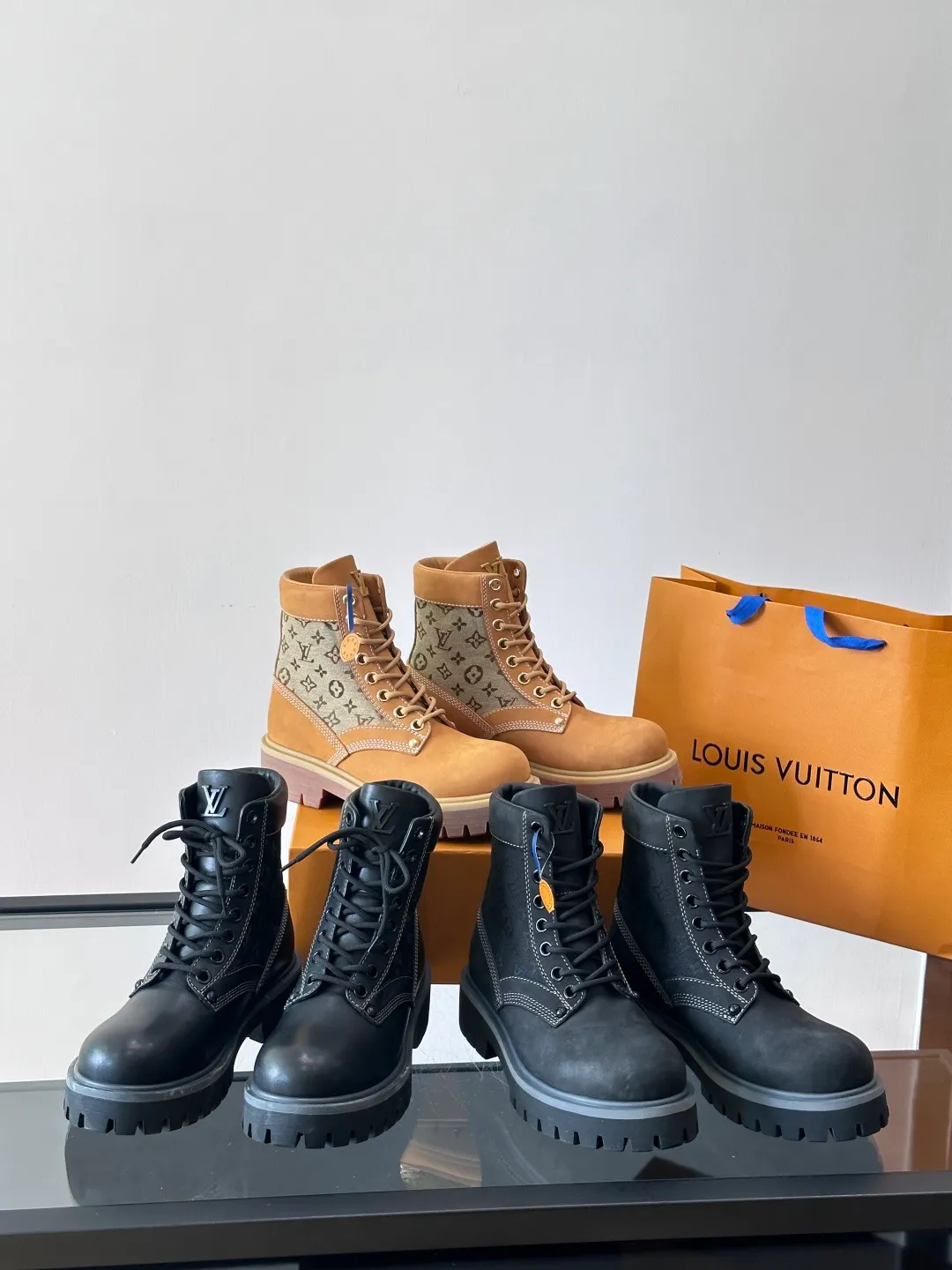 [L Home] Top P: 920💰 Size: 39-44 (45 can be customized) LOUIS VUITTON Louis Vuitton ss25 LV Donkey brand new thick-soled lace-up big-toe shoes men's casual shoes high-top short boots. These boots are crafted from top-grain calf leather for a lightweight and comfortable fit. The thick EVA outsole is embellished with eye-catching ridges, and the trendy attitude of being both strong and soft makes it an everyday choice. ✔Upper: imported first-layer cowhide ✔Lining: cowhide ✔Outsole: original molded outsole